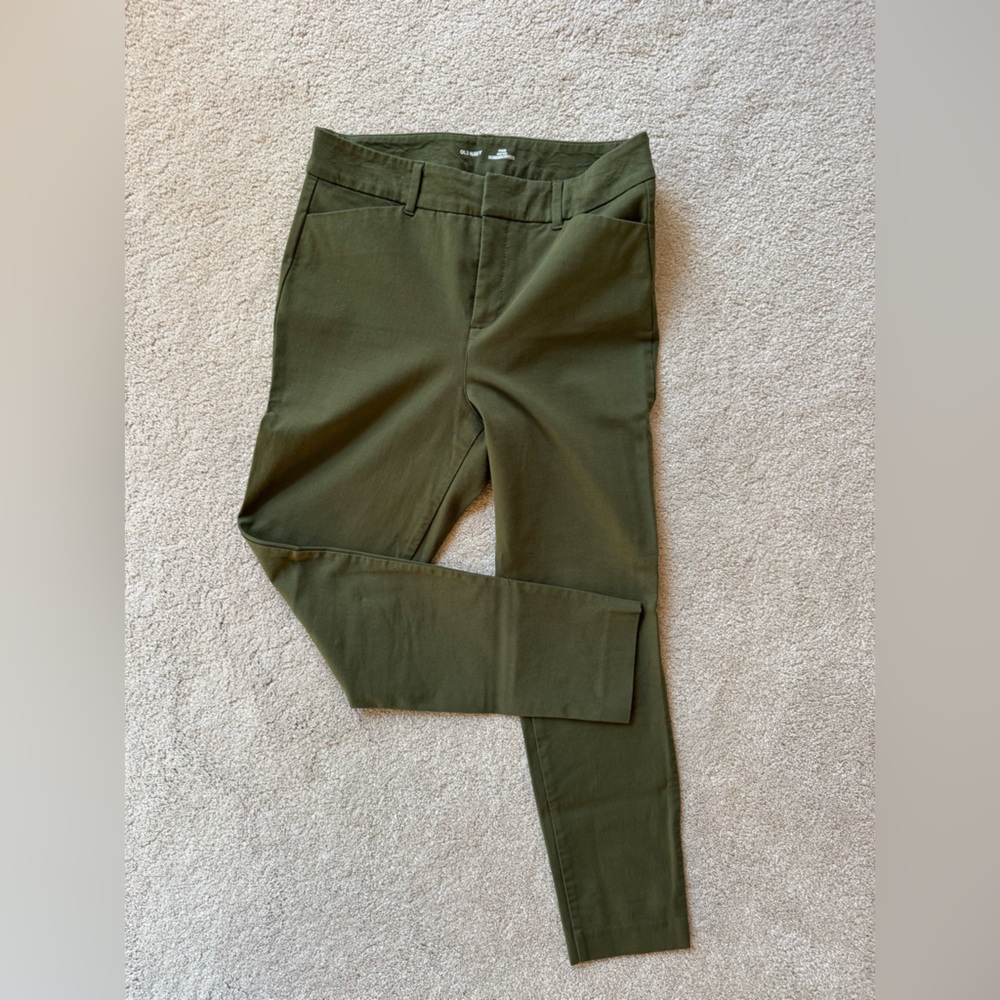 Old Navy High Rise Pixie Pants in Olive